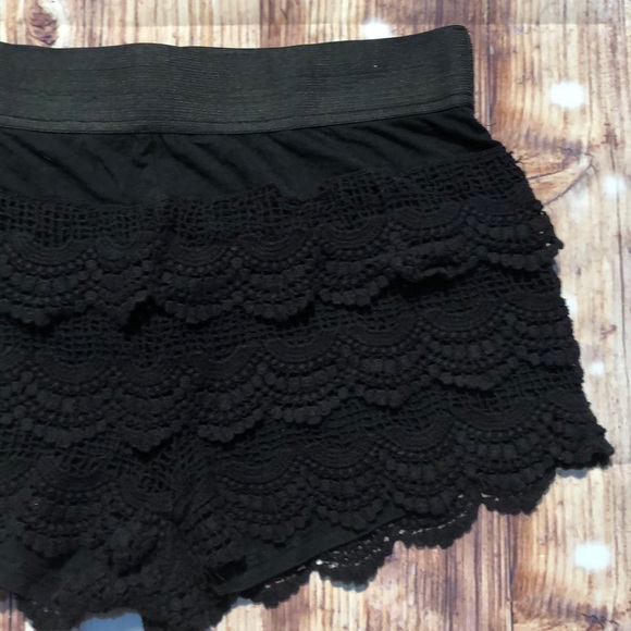 Umgee medium black crochet lace shorts - Picture 3 of 7